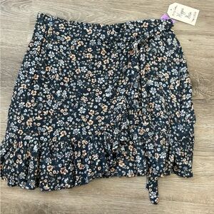 Hippie Rose Floral mini skirt wrap size medium navy floral